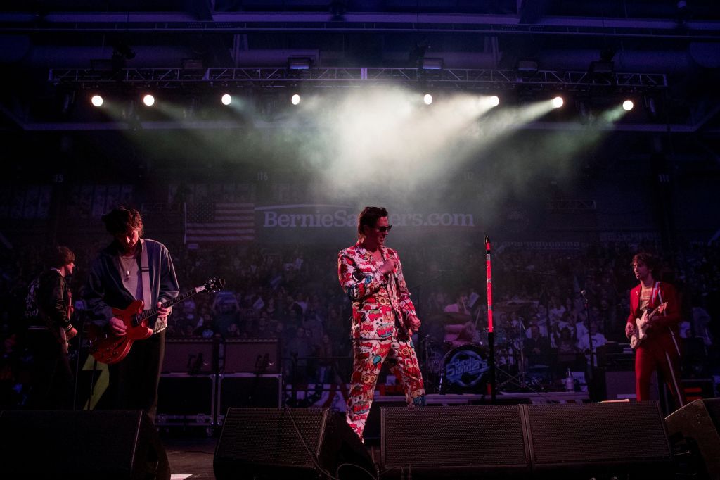 The Strokes mengumumkan tanggal rilis album pada acara kampanye Bernie Sanders di New Hampshire